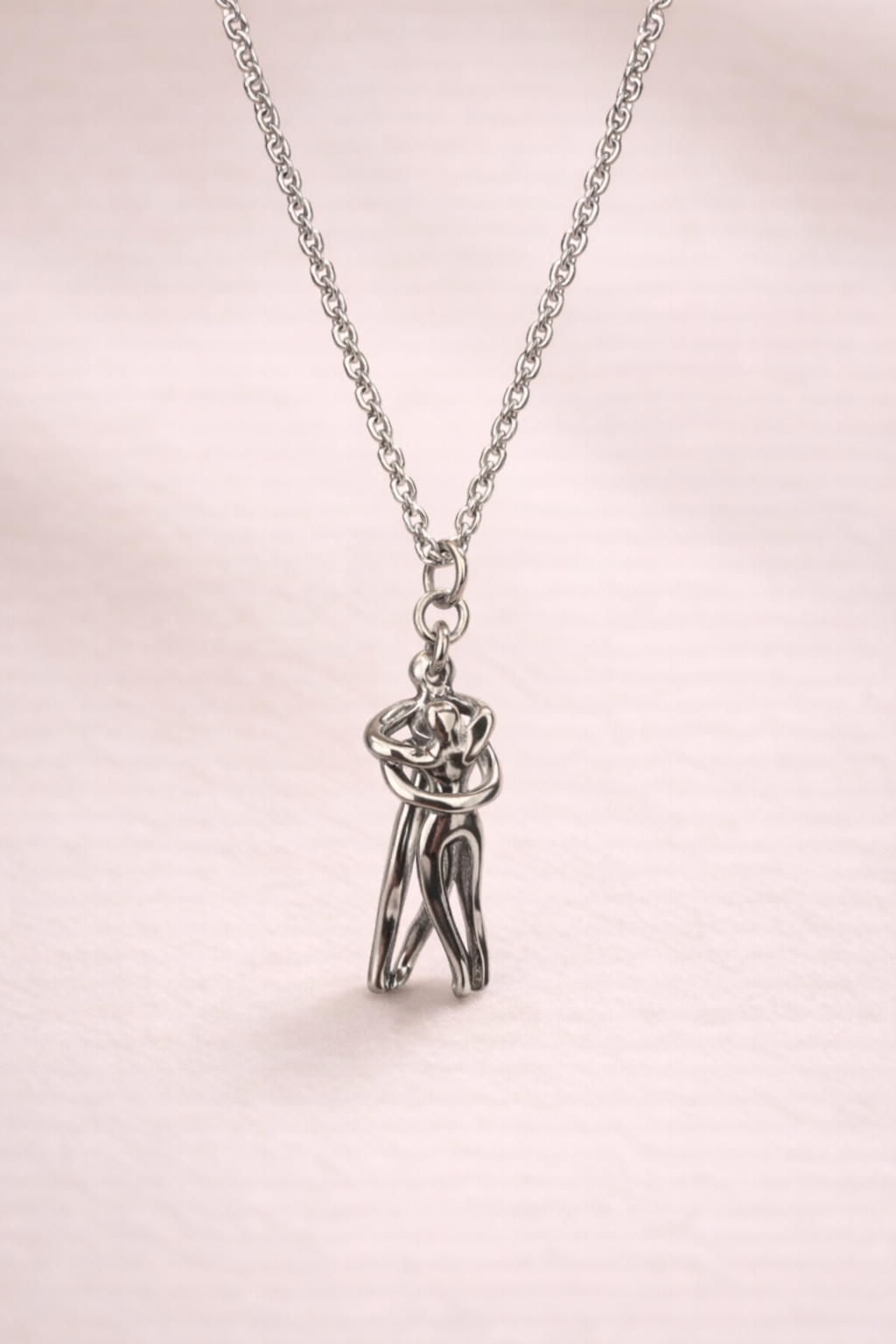 🤍 Collier « Hug » – Symbole d’amour et de protection